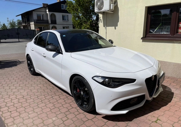 Alfa Romeo Giulia cena 98000 przebieg: 61500, rok produkcji 2018 z Tarnów małe 742